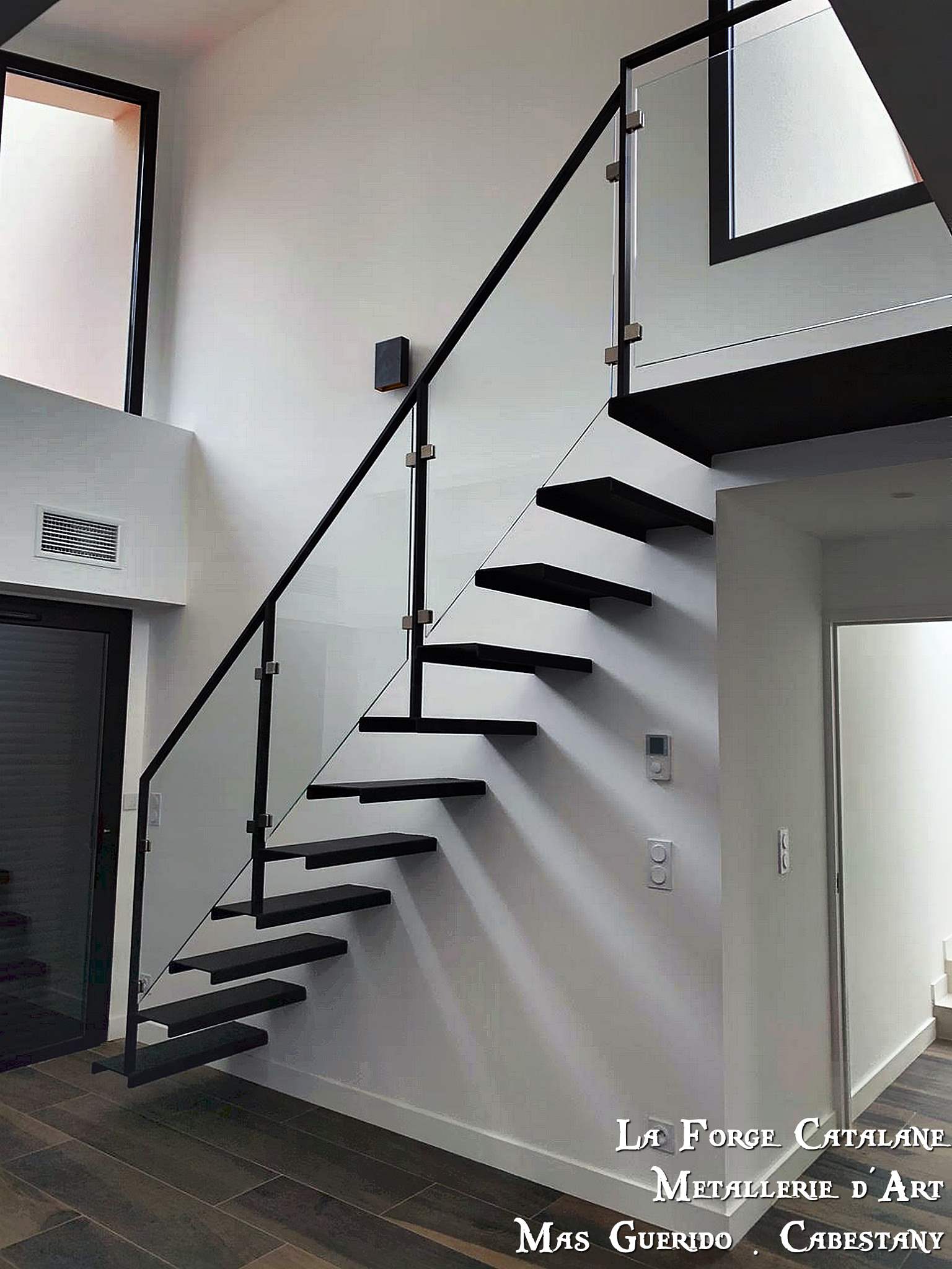 escalier fer marches pliees rampant  remplissage verre transparent forge catalane.jpg